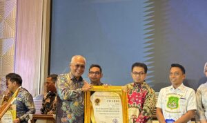 Dekat dengan Insan Pers, Dr. Bunyamin Yapid Terima Penghargaan di PWI Awards 2026
